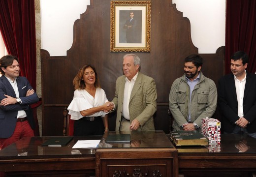 Mato e o alcalde de Betanzos asinan o convenio que permitirá mellorar o abastecemento no concello